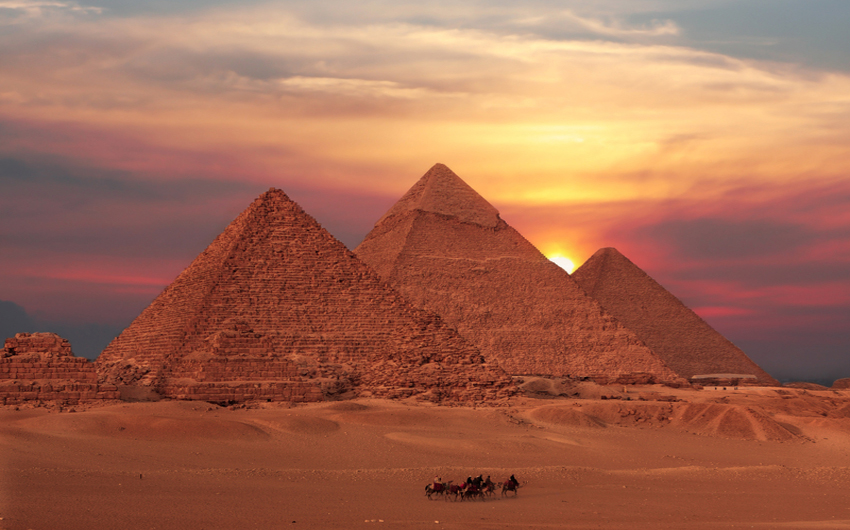 Caravane passing Giza pyramids