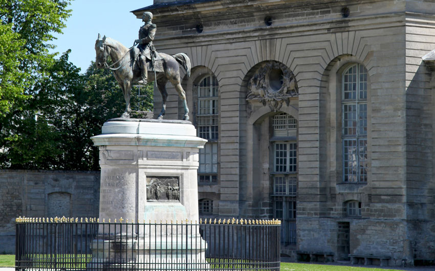  Statue of Henri d’Orléans in Chantilly